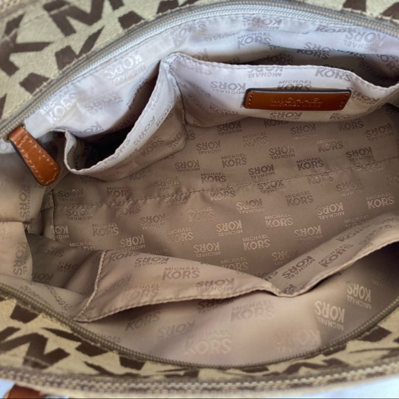 🎉HP🎉 Michael Kors zip monogram Tote bag - Picture 3 of 13